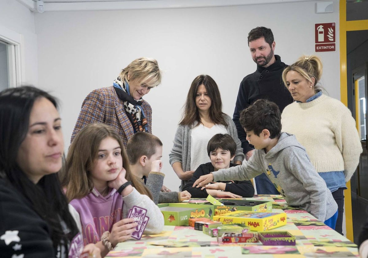 La alcaldesa Esther Bolado y las concejales Jenifer Gómez y Marián Vía en una visita a las actividades de La Nave.