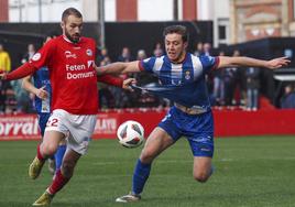 Cañizo pugna con un jugador del Avilés por el balón.