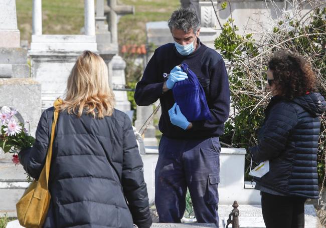 Juan Antonio Caracciolo durante un entierro en abril de 2020.