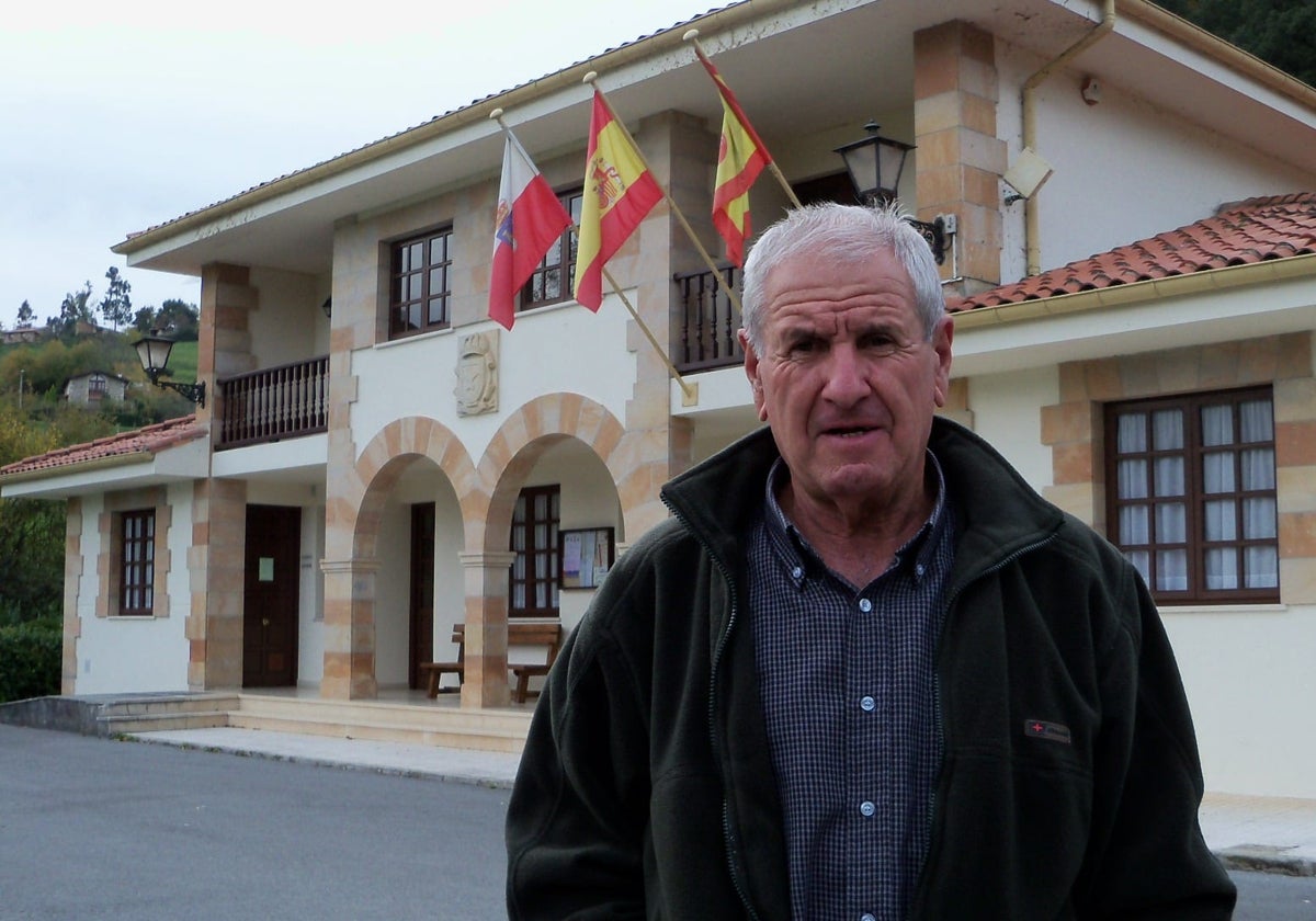 El alcalde de Herrerías, Francisco Linares, frente al Ayuntamiento.