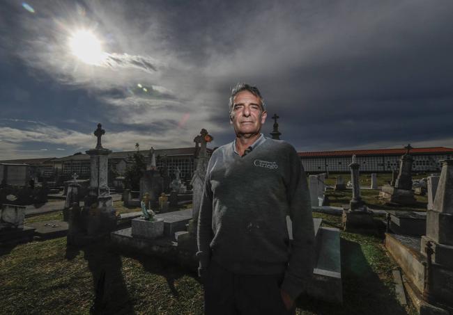 Juan Antonio Caracciolo, esta semana, en el cementerio de Ciriego.