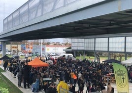 La plaza de Soto de la Marina permitió disfrutar de la Feria de Cerveza Artesana, pese a la lluvia.