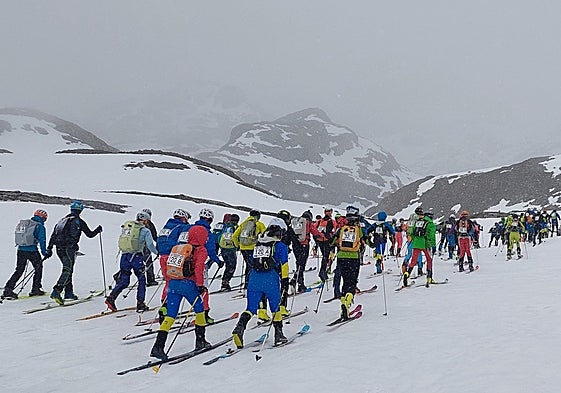 Los esquiadores en el momento de tomar la salida de la prueba