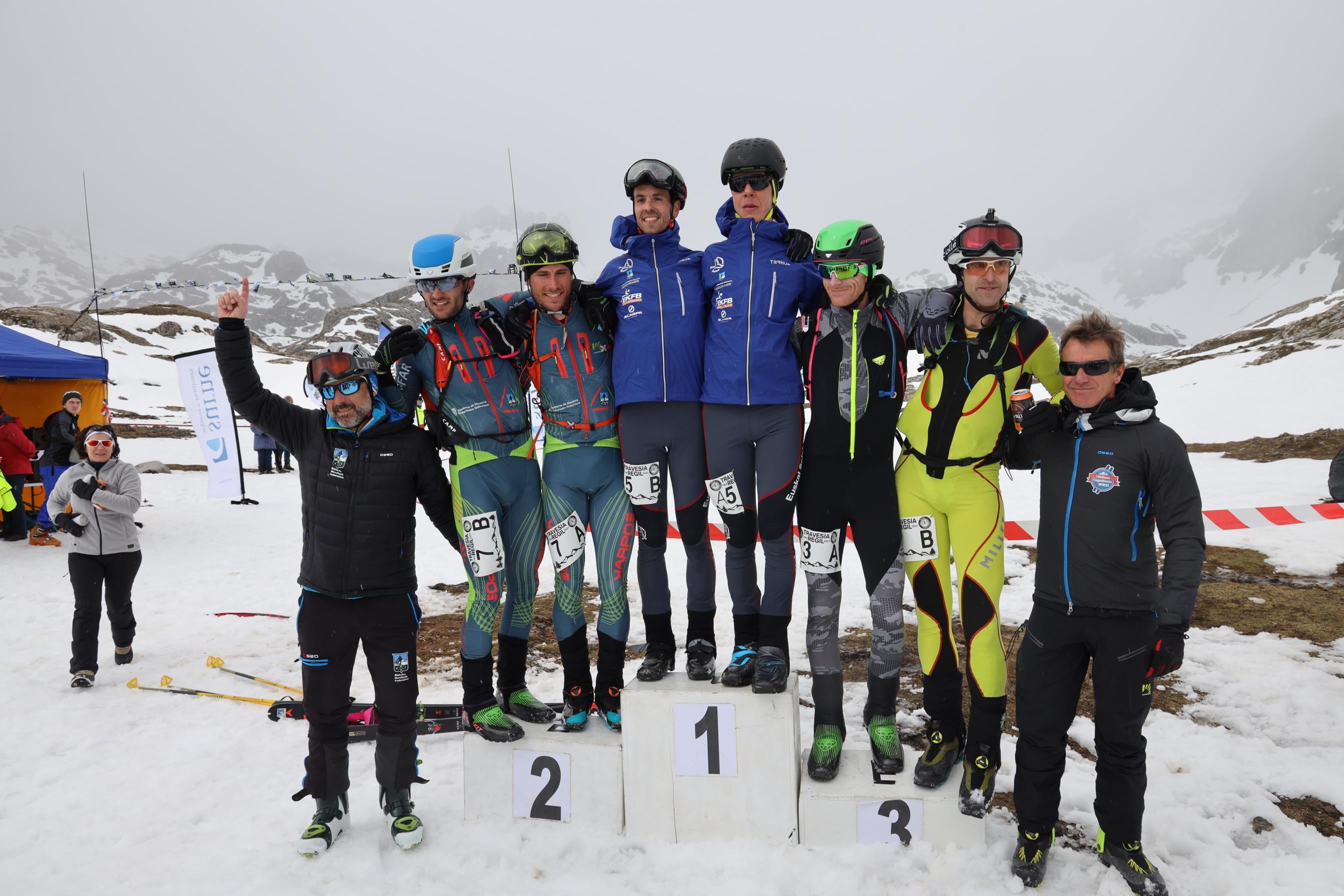 Las tres primeras parejas masculinas de la general posan en el podium