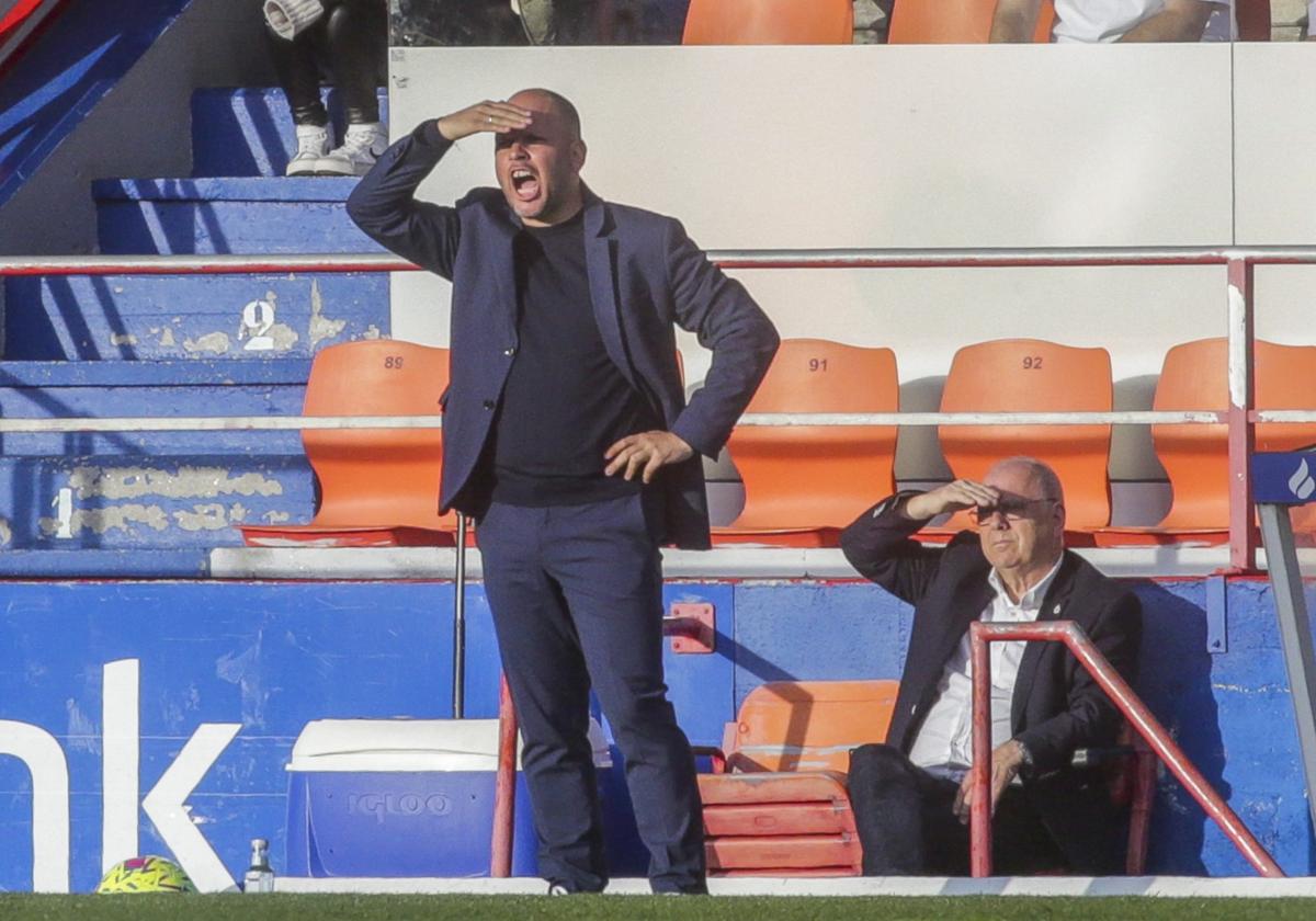 José Alberto, junto a Delfín Calzada, en la grada del Anxo Carro.