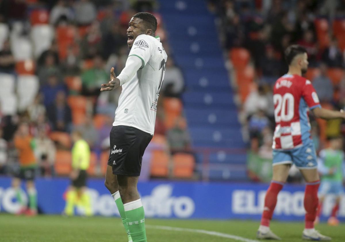 Sekou Gassama protesta tras la anulación de su gol.