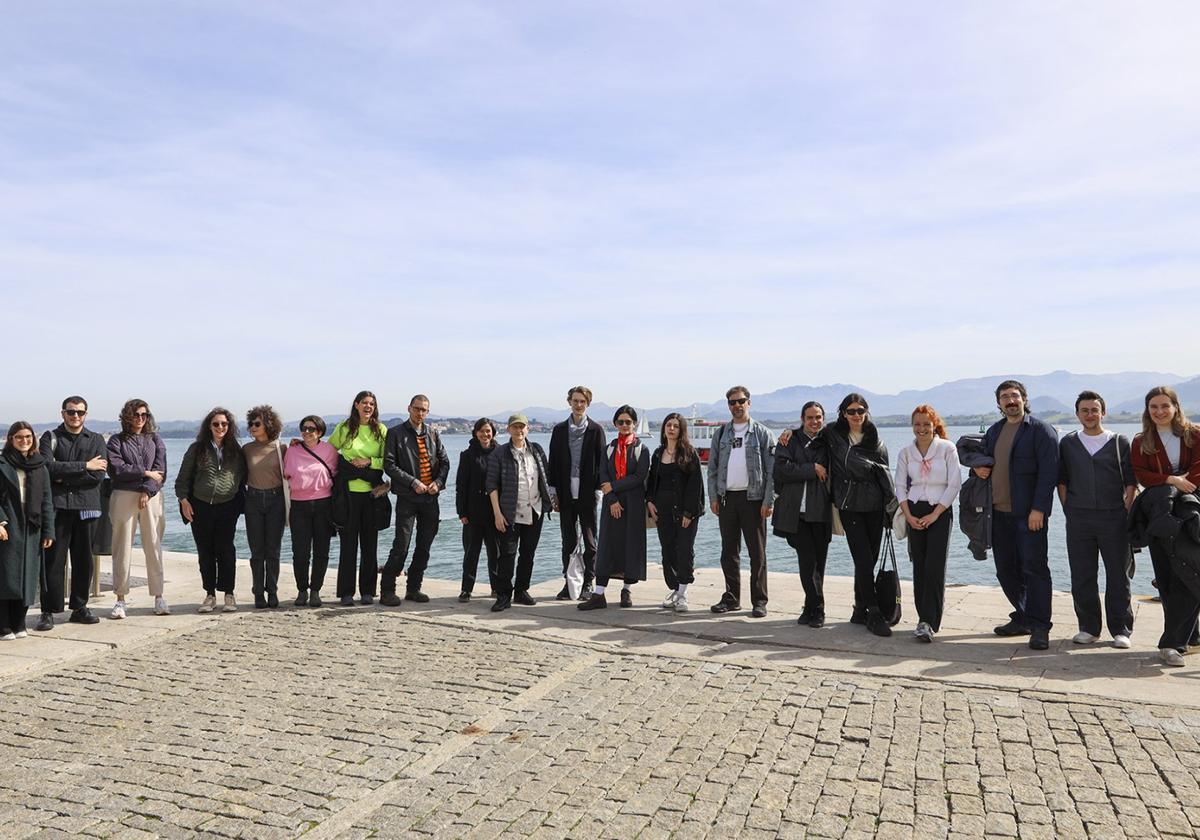 Roni Horn, en el centro, durante la presentación del taller 'Being Where You are When You're There', que dirige esta semana en Santander.