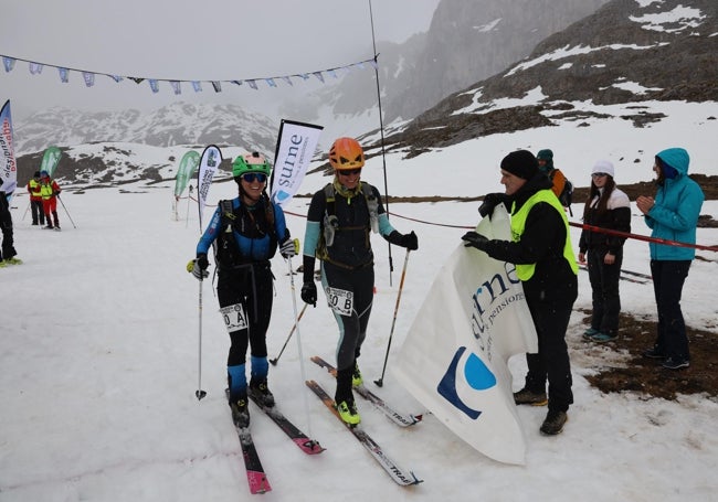 Imagen secundaria 1 - Claudia Gutiérrez y Agnieszka Solikn, ganadoras en categoría femenina de la prueba | Claudia Gutiérrez y Antonio Gutiérrez, fueron los ganadores de la Copa Andrés de Regil 