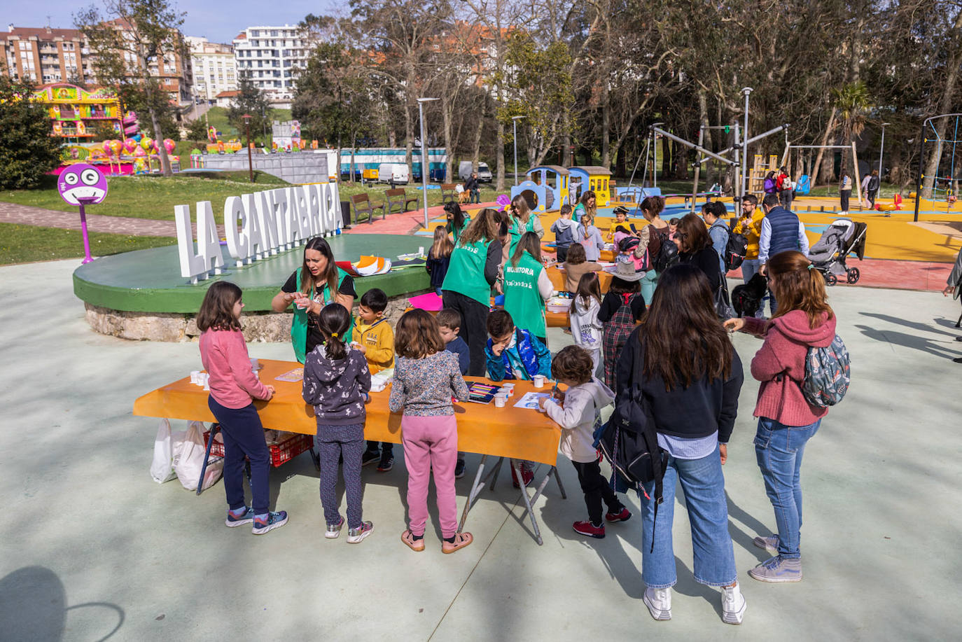 Los niños y los padres participaron en los talleres en el parque de La Cantábrica.