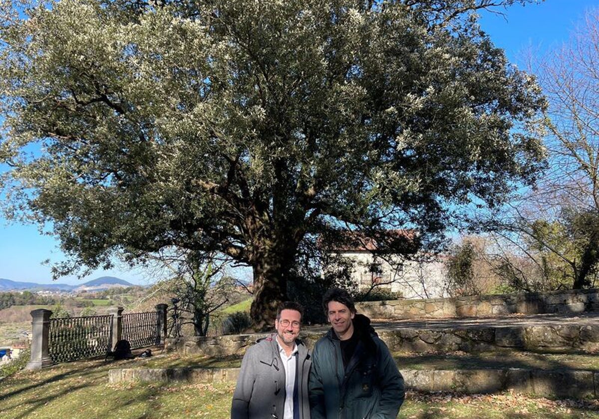 El alcalde de Colindres, Javier Incera, junto al actor Eduardo Noriega, padrino de la candidatura de la encina de San Roque a Árbol Europeo del Año.