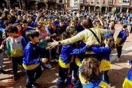 Los alumnos de El Salvador festejan el Día de la Felicidad en Torrelavega