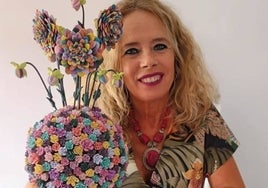 La artista laredana Vicky Trueba, con su obra 'Colores' que fue la escogida durante la pasada edición de la Batalla de Flores como Premio al Arte.