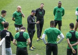 José Alberto López imparte instrucciones a sus jugadores en La Albericia.