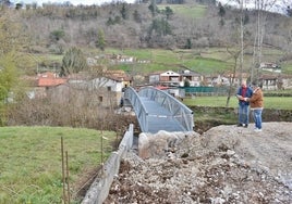 Último retoques en la colocación de la pasarela de Raicedo sobre el río Casares.