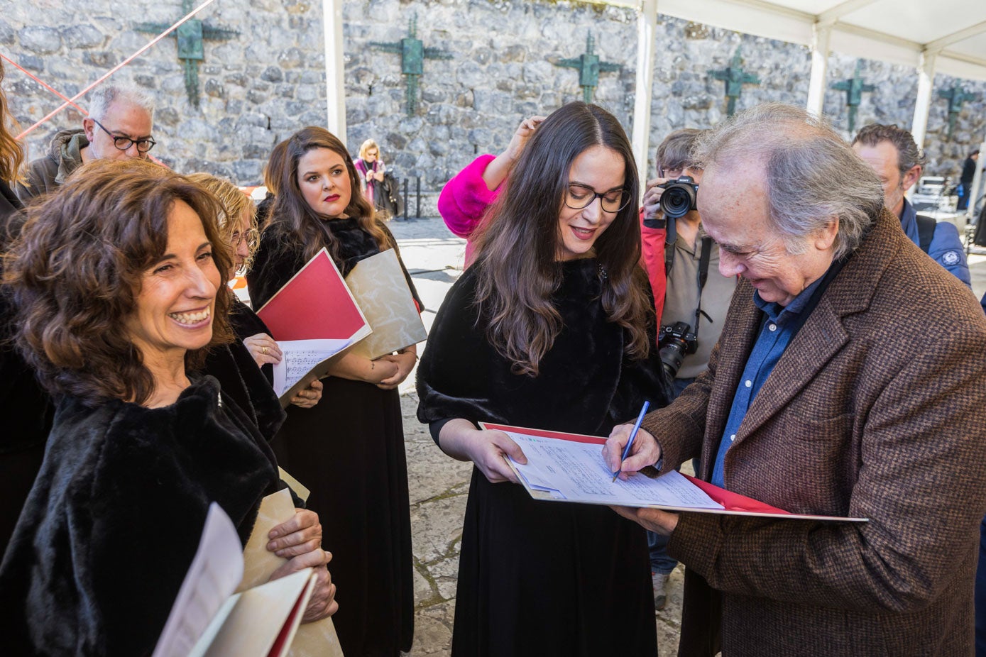 Serrat firmó autógrafos y charló con los miembros de la Camerata.