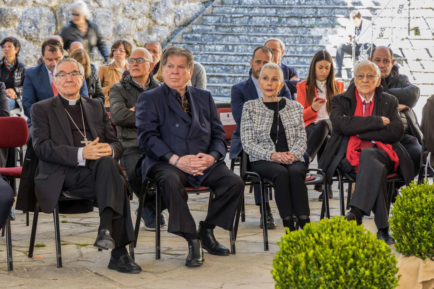 El obispo, Pancho González y su mujer, Patricia (amigos de Serrat llegados de México), y el Padre Ángel.