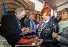 Serrat firma discos tras el acto