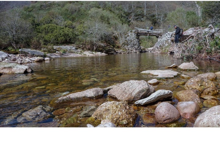 Tras un par de giros el camino nos dejará junto al río Híjar y, y poco después, pasaremos junto a la presa del Híjar.