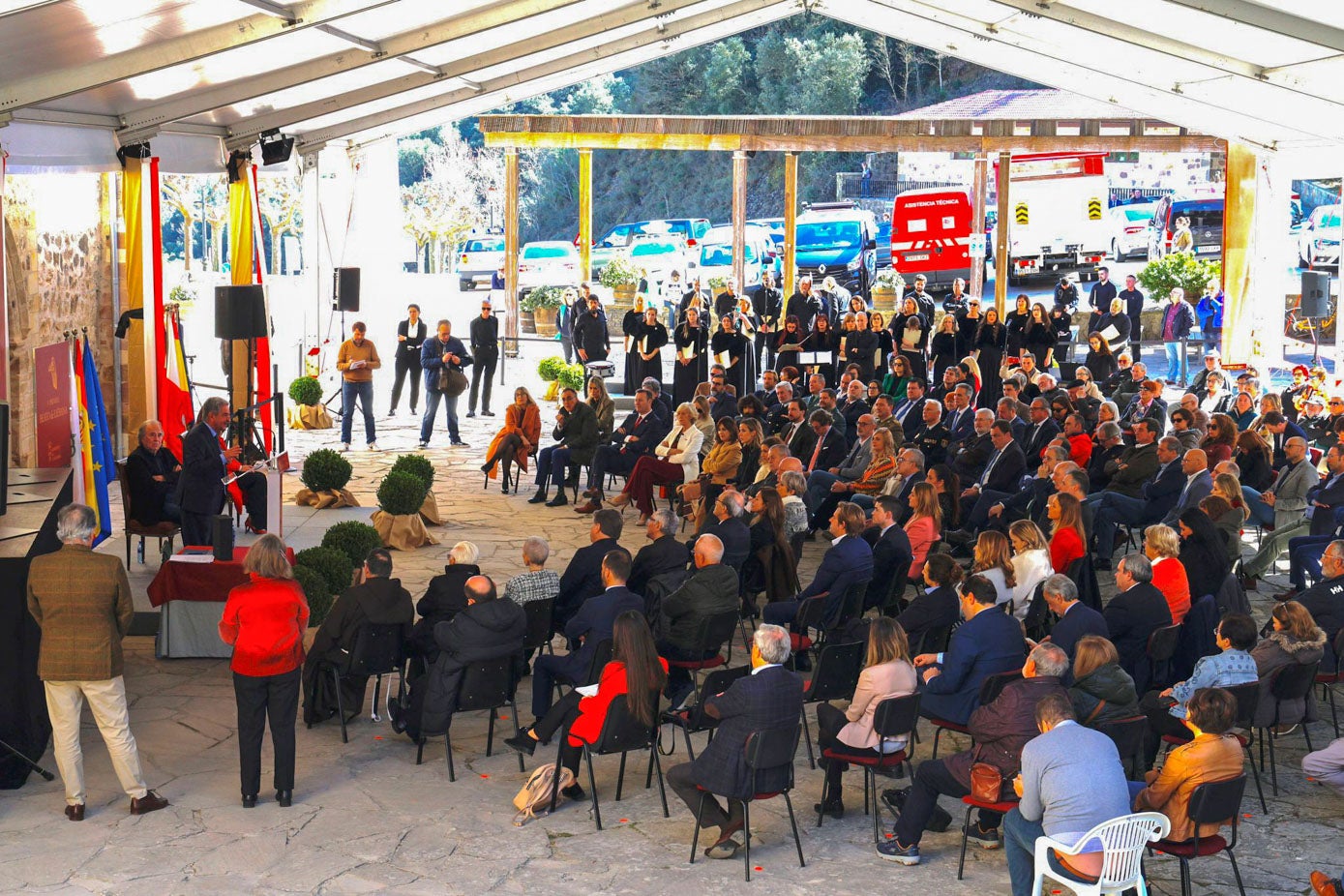 El acto se desarrolló en una carpa junto al monasterio.