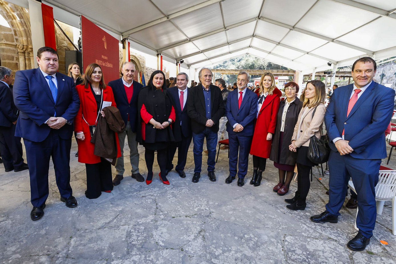 El galardonado, junto a los miembros del jurado del premio.