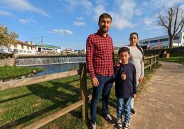 El joven Adán Vizarraga, con su hijo Adolfo, de ocho años, y su mujer Yaiza, embarazada de seis meses.