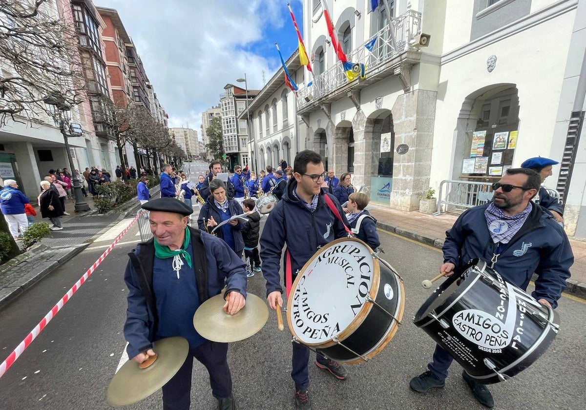 Una charanga desfilando en las recientes fiestas de San José.