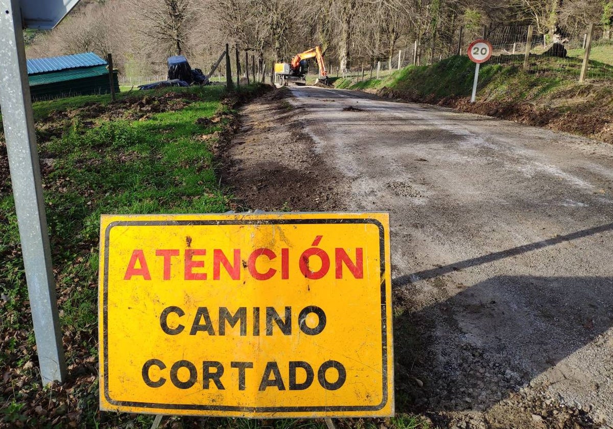 Camino de Vega del Río en Esles que está siendo acondicionado.