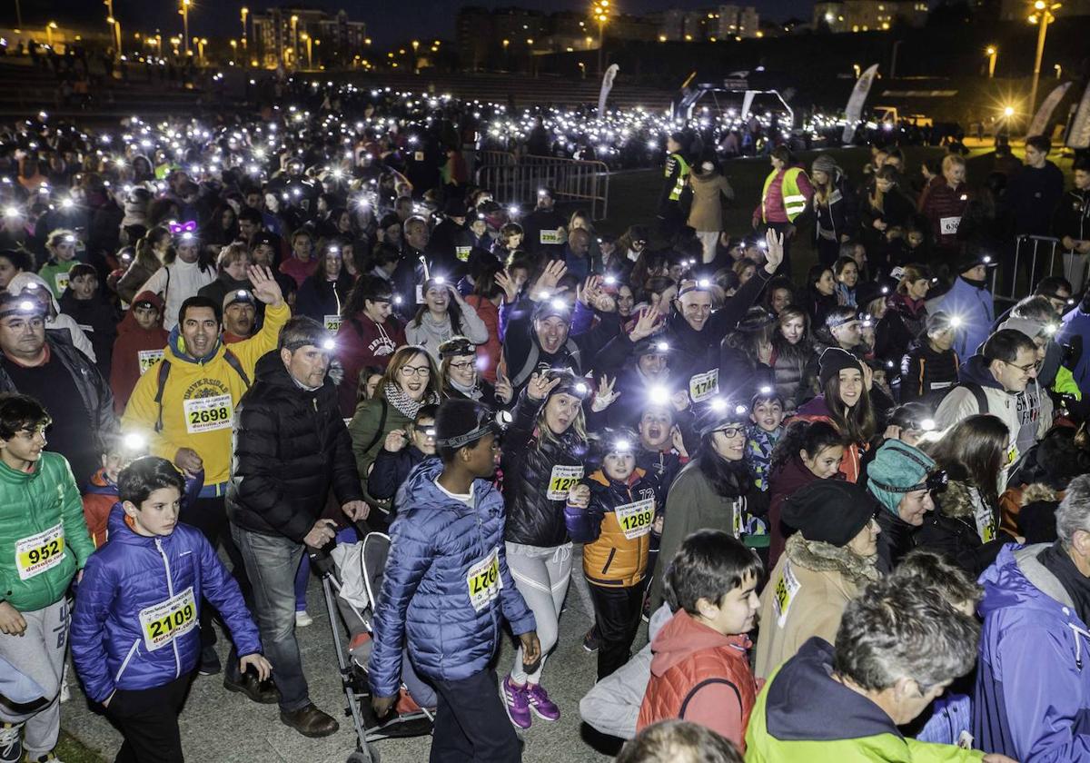 Imagen de una edición anterior de la carrera nocturna contra el cáncer infantil en Santander.