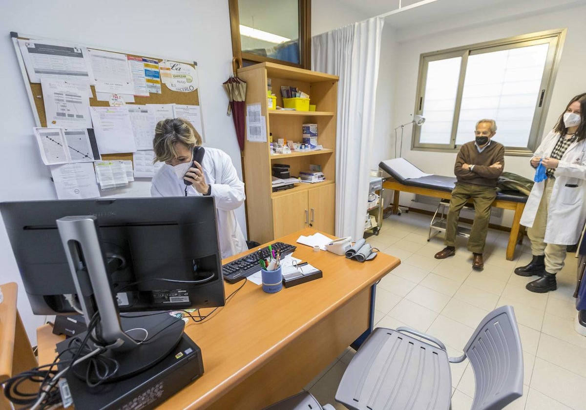 Consulta médica en el centro de salud de Puertochico.