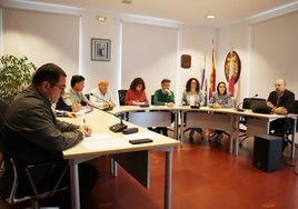 Los concejales que conforman la corporación municipal, reunidos en pleno.