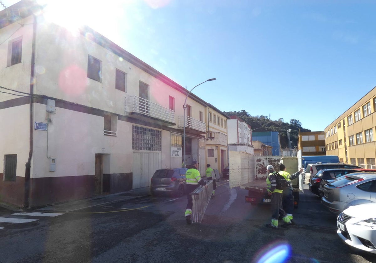 Operarios del servicio de recogida de residuos y limpieza viaria, de regreso a la sede de la empresa en la calle Reconquista de Sevilla.