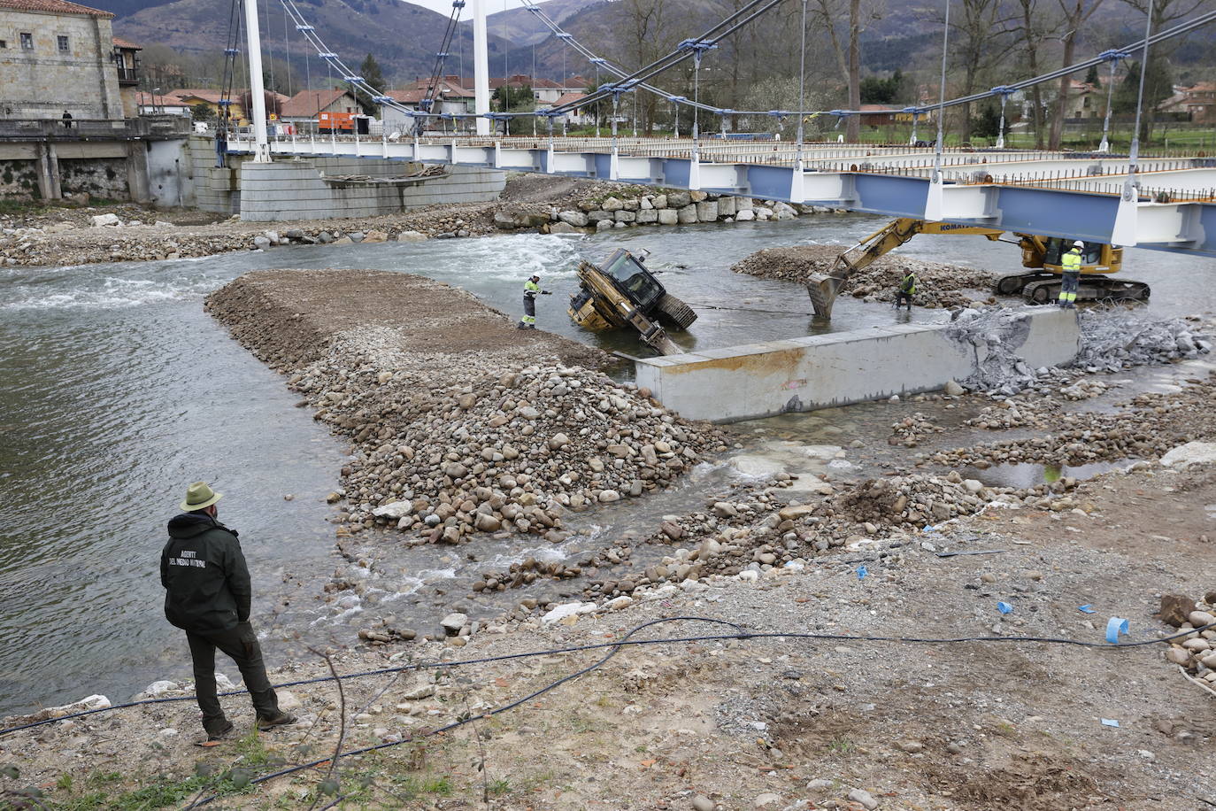 Una pala excavadora volcó sobre el río en noviembre de 2021