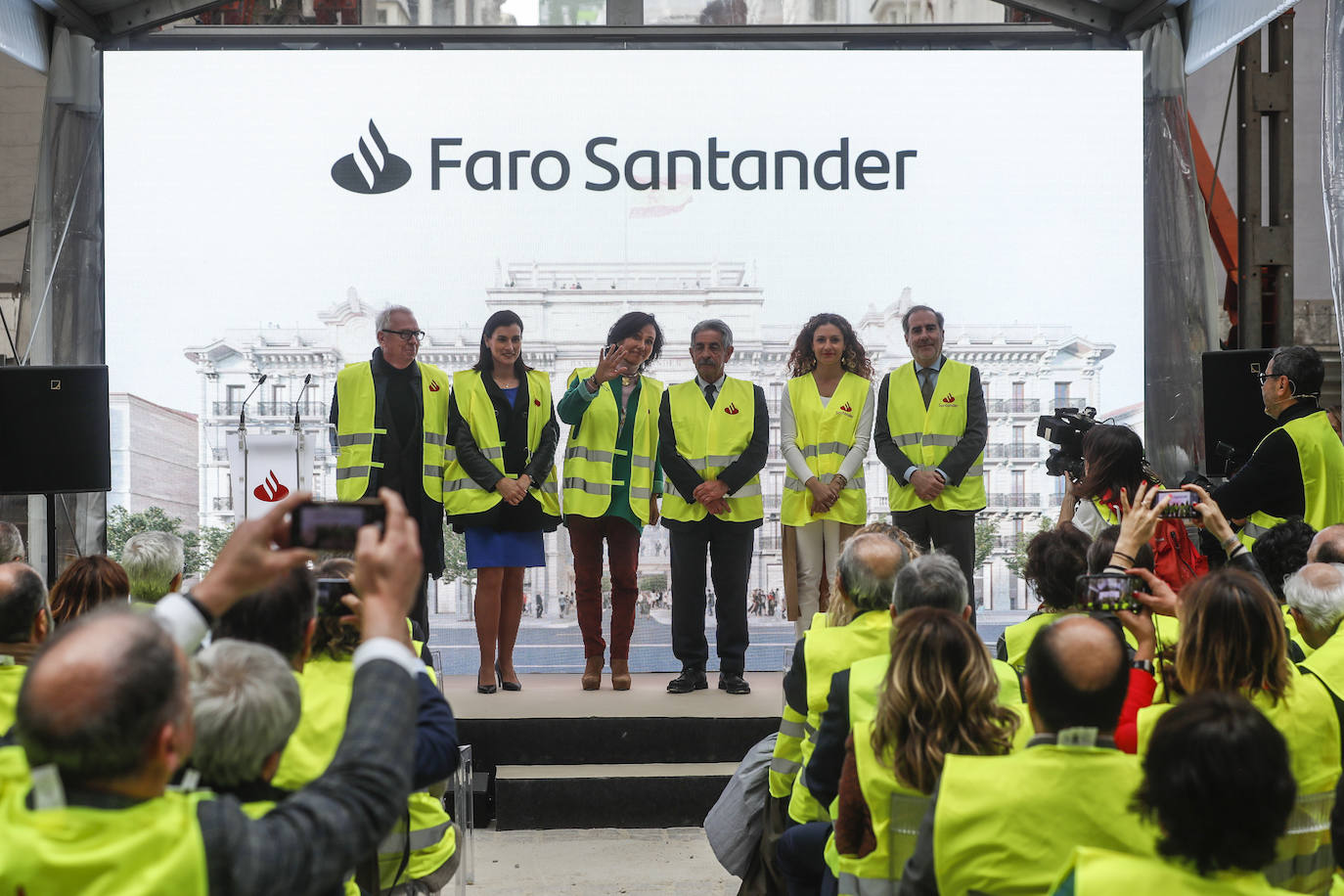 De izquierda a derecha, el arquitecto del proyecto, el británico David Chipperfield; la alcaldesa de Santander, Gema Igual; la presidenta del Banco Santander, Ana Botín; el presidente de Cantabria, Miguel Ángel Revilla; la delegada del Gobierno, Ainoa Quiñones; y el consejero delegado del Santander, Héctor Grisi, en la presentación en la que se desveló el nombre del proyecto. 