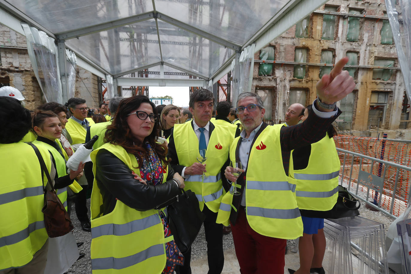 La concejala de Turismo; Míriam Díaz, junto al rector de la UIMP; Carlos Andradas, y el concejal de Fomento, Vivienda y Movilidad Sostenible, César Díaz.