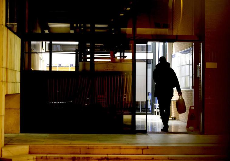 Un trabajador entra en las instalaciones de Aspla tras desconvocarse la huelga