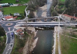 El puente une Virgen de la Peña (a la izquierda) con Villanueva de la Peña (a la derecha) sobre el río Saja.