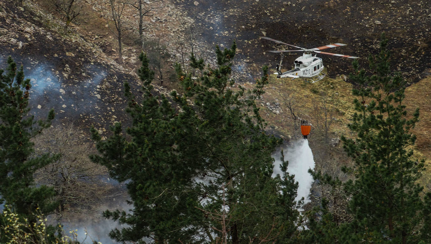 Imagen principal - Labores de extinción en incendios en la zona de Sel de la Carrera y Guzparras.