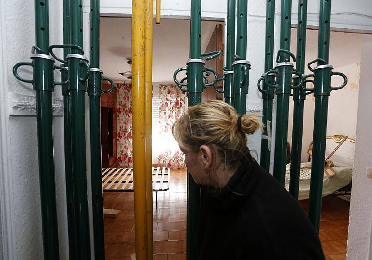 Lourdes Verdeja, portavoz de la comunidad de afectados, muestra una de las viviendas apuntaladas, el año pasado.