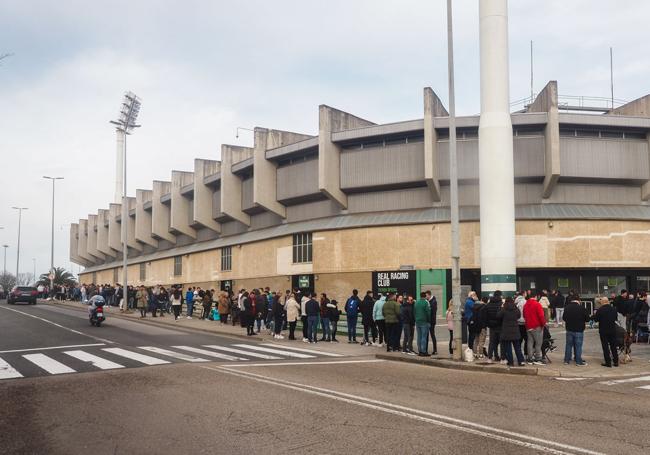 Las entradas para ver el partido del Racing se pusieron a la venta a las 10.00 horas.