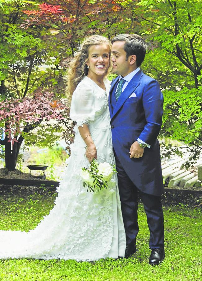 Raquel Palacios y Javier López se dieron el 'sí, quiero' el pasado 2 de julio en la parroquia de Nuestra Señora de Latas. Raquel lució un vestido diseñado por Laura Sainz de Aja, «que me hizo sentir la mujer más bonita del mundo». La pareja afirma que «el amor y cariño hacia nosotros de todos los invitados hicieron de ese día el mejor día de nuestra vida».