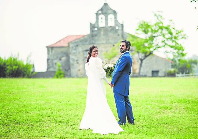 Mónica Loayza y Bernardo Sánchez-Lastra se casaron el pasado 11 de junio en Santillana del Mar. La novia eligió un vestido de Luis Alonso convertible con abrigo y una lazada gigante atrás.