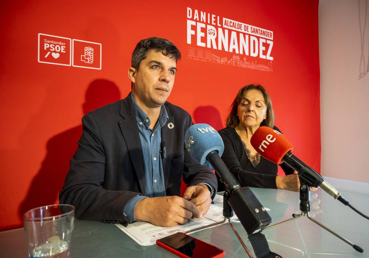 Daniel Fernández junto a la concejala Toñi Mora.