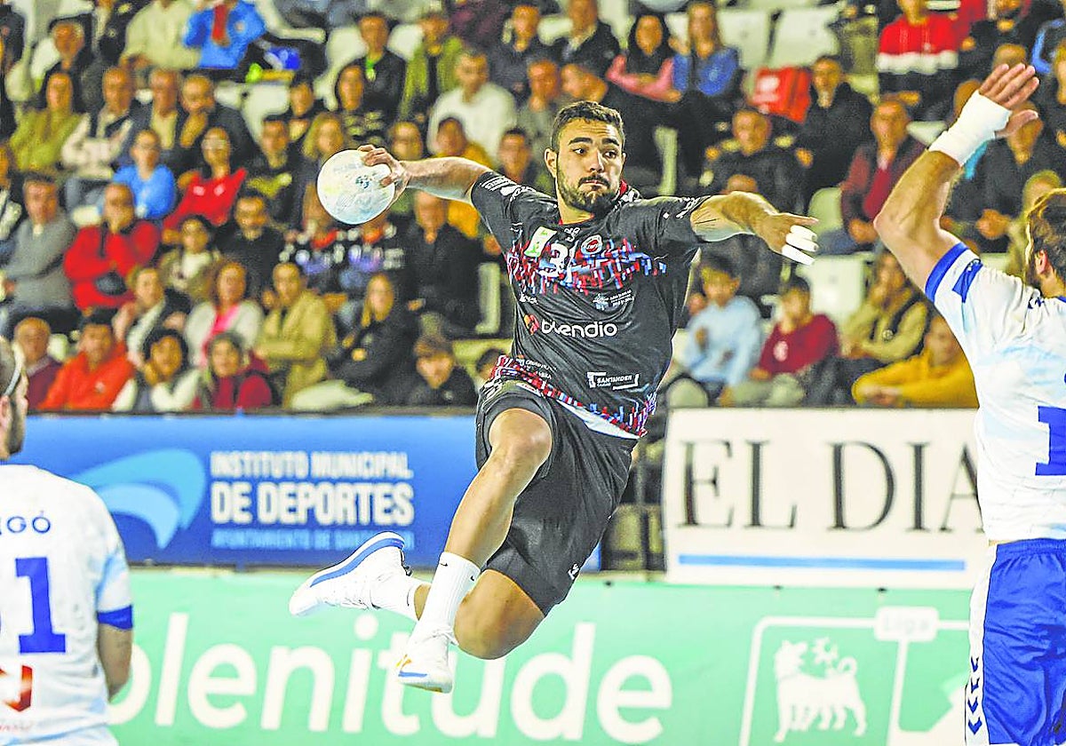 Perbela se dispone a lanzar durante el partido ante el Granollers ayer en La Albericia.