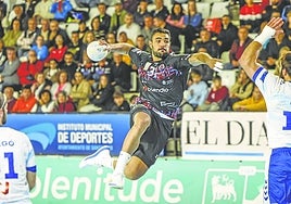 Perbela se dispone a lanzar durante el partido ante el Granollers ayer en La Albericia.