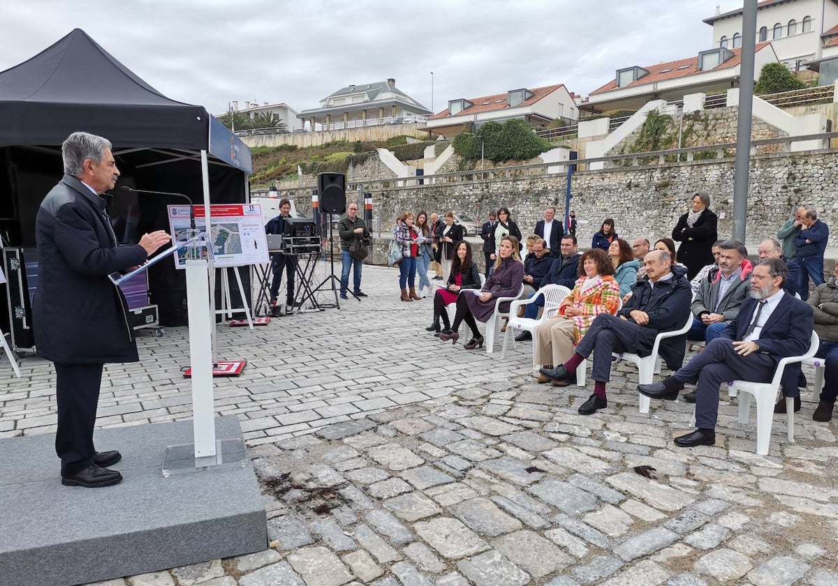 El presidente del Gobierno interviene en el acto de inauguración ante el resto de autoridades.