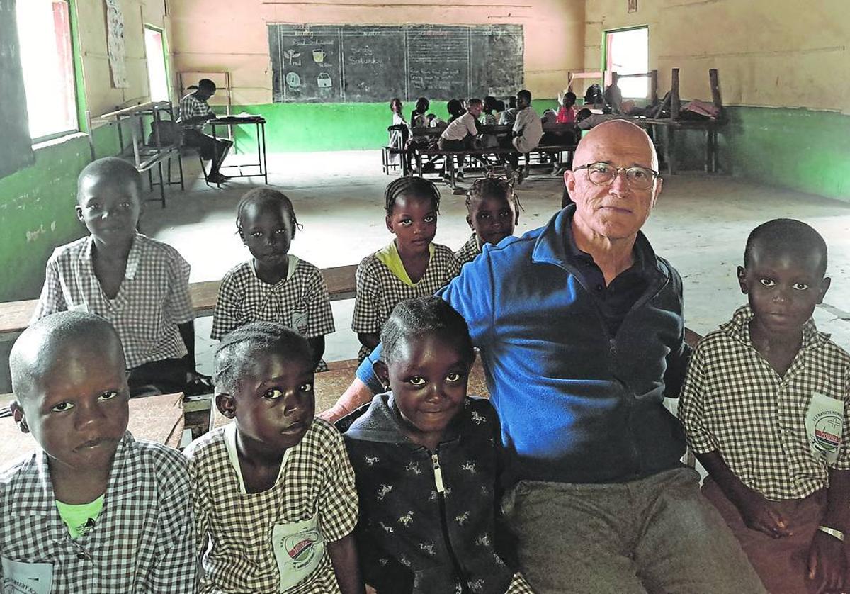 El misionero salesiano Carlos Berro posa con los alumnos de la escuela de Yuna.