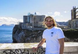 Alejandro Izurieta, en la Atalaya, con el Castillo-faro y la iglesia de Santa María como telón de fondo.