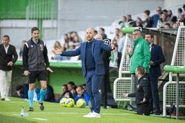 José Alberto se sorprende por un lance del partido de ayer ante el Levante