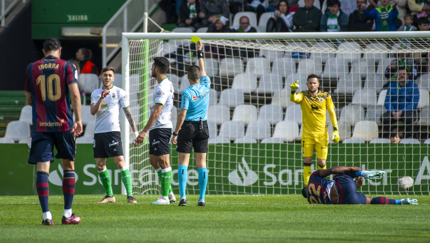 Rubén Alves ve la tarjeta amarilla por una falta sobre Bouldini, la tercera y última que vio el Racing.