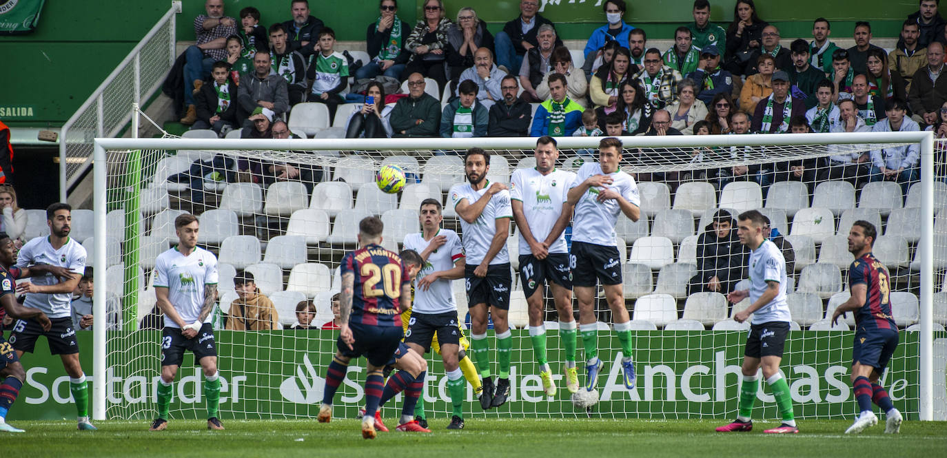 Montiel dispara de libre directo sobre la portería de Miquel Parera. El balón terminará en el fondo de la portería.